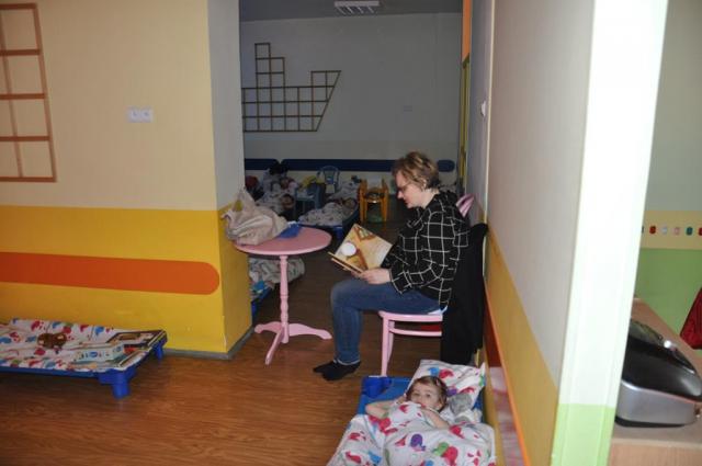 Czytanie bajek przed snem przez panią z biblioteki